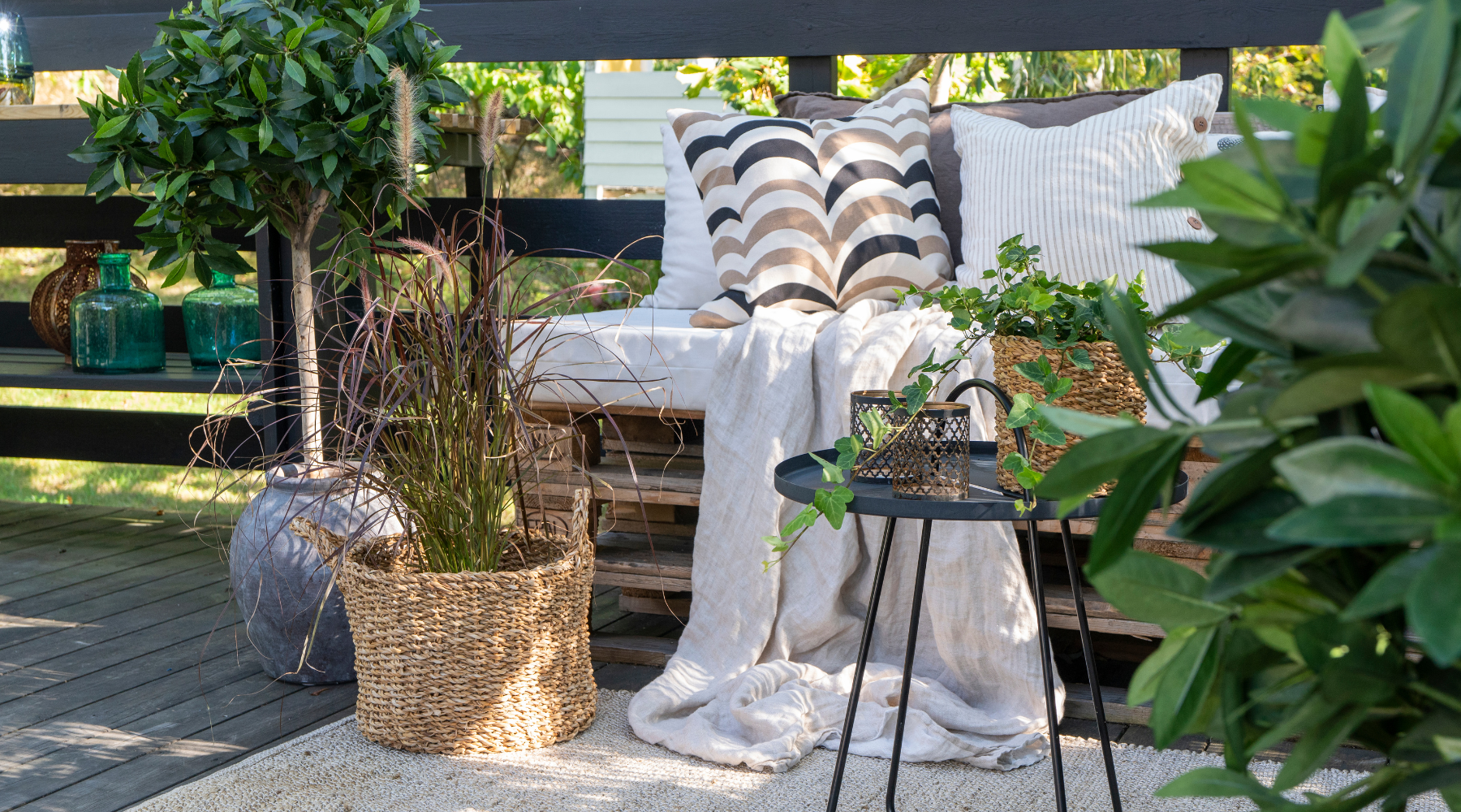 Accessorising Your Garden Furniture: Cushions and Throws