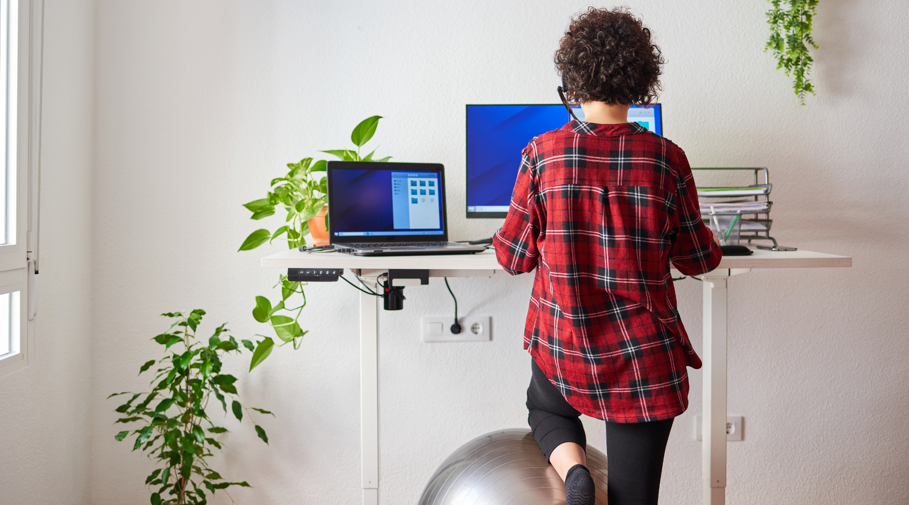 Image of an electric adjustable height desk