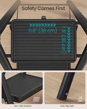 Close-up of the 30 x 20 cm ribbed non-slip step surface and the anti-slip foot caps