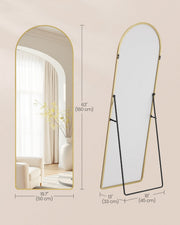 Dimensions diagram of the mirror from the front and back, marking its height, width and stand base on a pink background