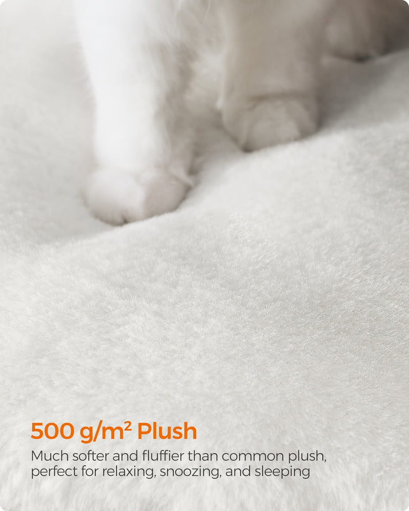 Close-up of a cat paw pressing into the 500 g per square metre plush cushion