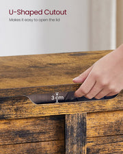 Close-up of the 3 cm U-shaped cutout in the lid that makes it easy to lift open