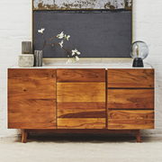 Close-up of the white marble sideboard top veining detail